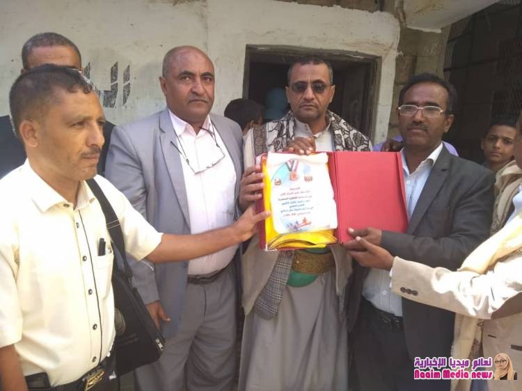 مدير عام المديرية يمنح مدرسة معين درع المديرية.