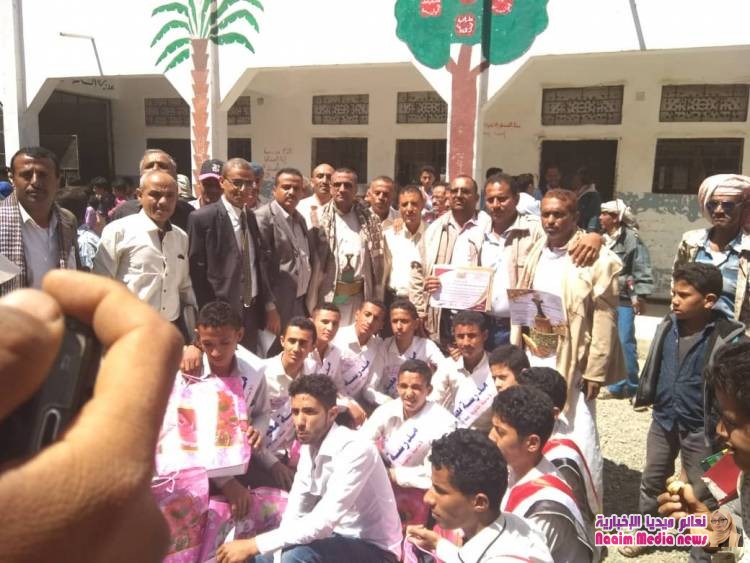 مدير عام المديرية يمنح مدرسة معين درع المديرية.