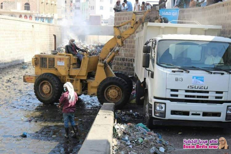 تدشين حملة نظافة قنوات السيول في تعز