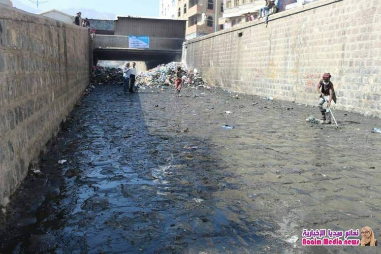 تدشين حملة نظافة قنوات السيول في تعز