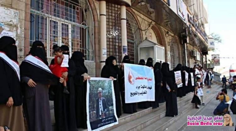 بيان صادر عن الوقفة الاحتجاجية لرابطة أمهات المختطفين بمحافظة تعز، يدين وفاة المختطفين بسبب الإهمال الصحي الممنهج في سجون الحوثي