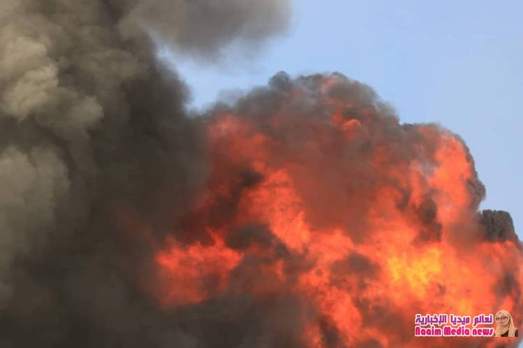 صور لمحاولة المواطنين من الحد من انتشار الحريق بتعز