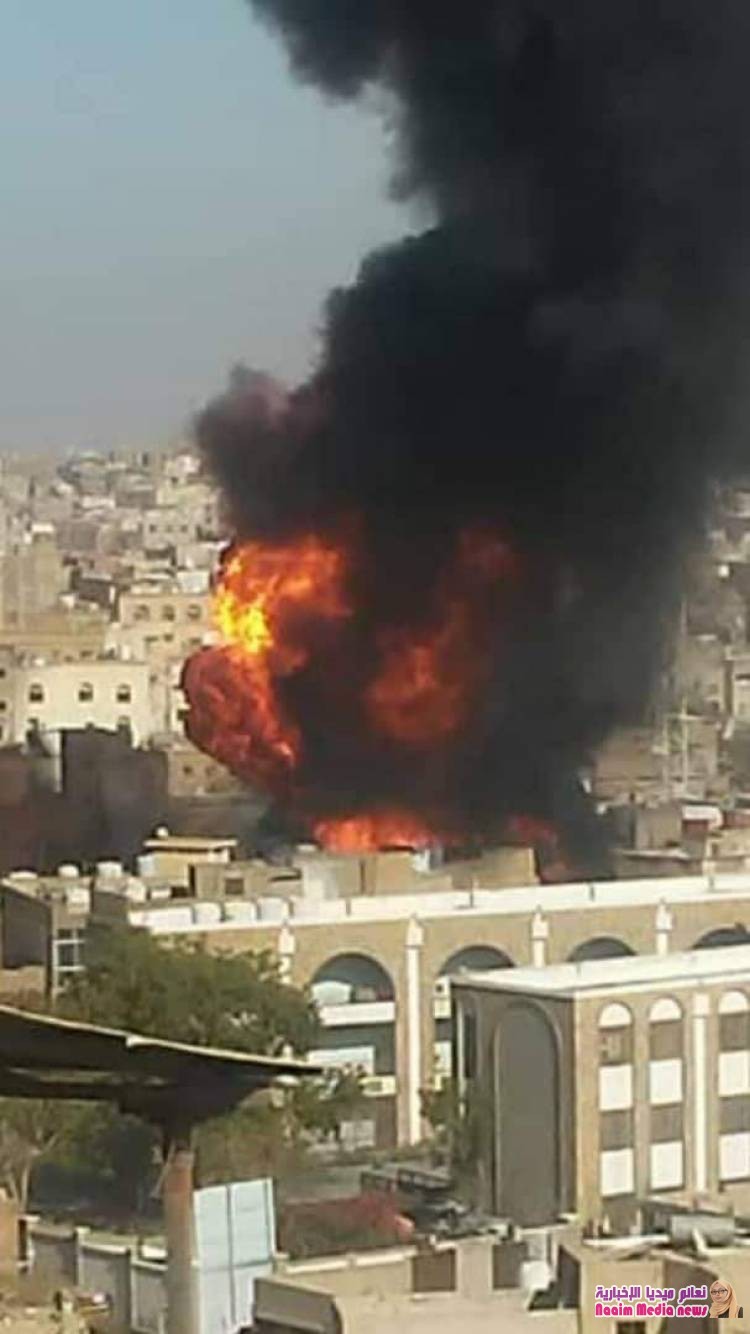 صور لمحاولة المواطنين من الحد من انتشار الحريق بتعز