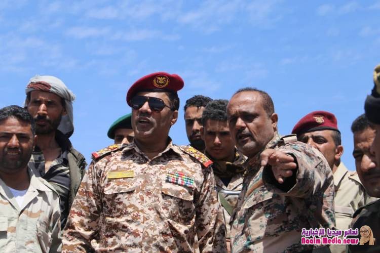قائد محور تعز يتفقد موقع العروس ومواقع بجبهة الشقب بصبر ويحثّ على رفع الجاهزية التامة 