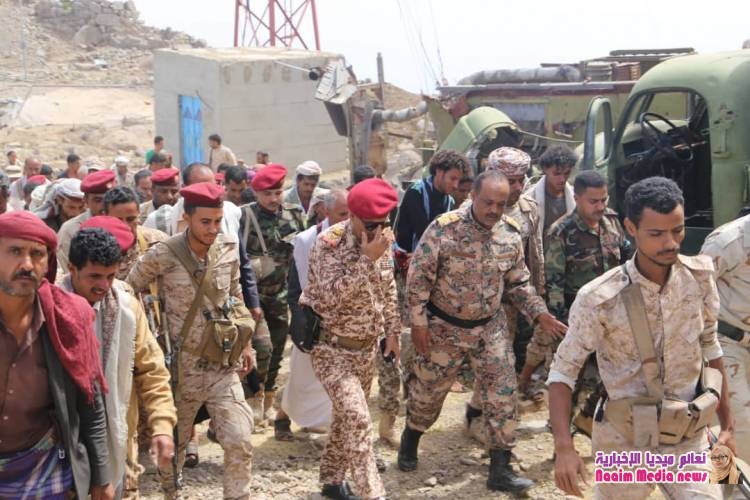قائد محور تعز يتفقد موقع العروس ومواقع بجبهة الشقب بصبر ويحثّ على رفع الجاهزية التامة 