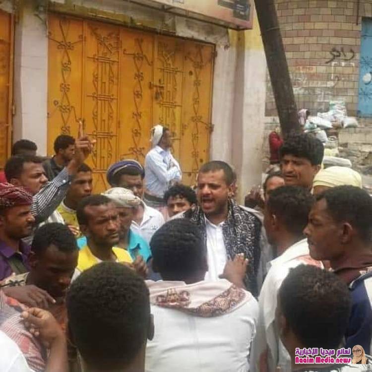 الوكيل جامل  يلتقي بعمال النظافه ويحل مشكلة اضرابهم عن العمل .