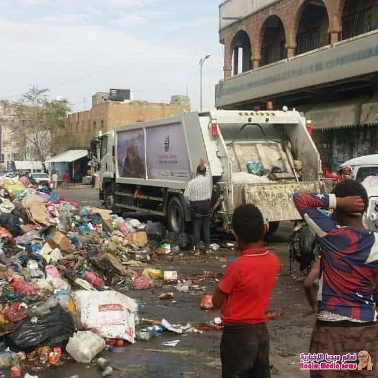 الوكيل جامل  يلتقي بعمال النظافه ويحل مشكلة اضرابهم عن العمل .