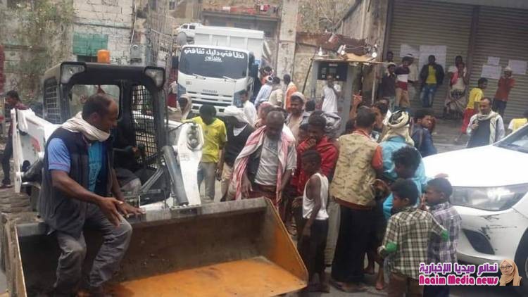 الوكيل جامل  يلتقي بعمال النظافه ويحل مشكلة اضرابهم عن العمل .