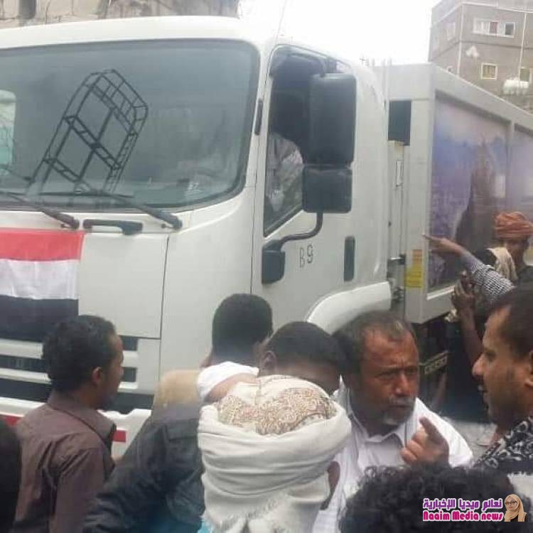 الوكيل جامل  يلتقي بعمال النظافه ويحل مشكلة اضرابهم عن العمل .