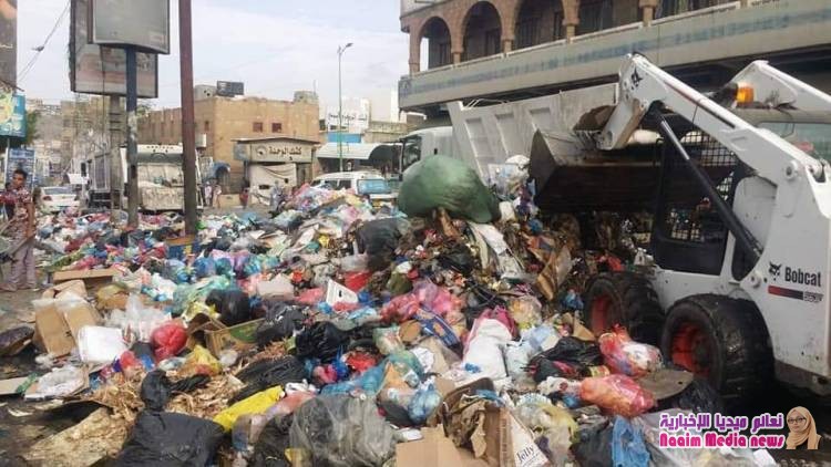 الوكيل جامل  يلتقي بعمال النظافه ويحل مشكلة اضرابهم عن العمل .