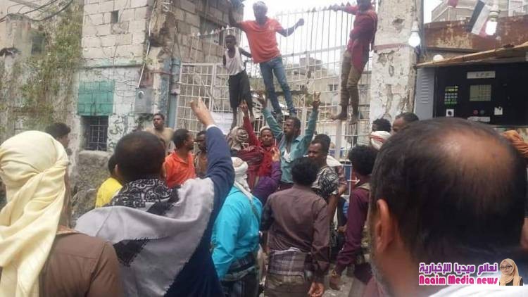 الوكيل جامل  يلتقي بعمال النظافه ويحل مشكلة اضرابهم عن العمل .