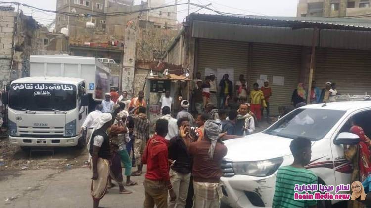 الوكيل جامل  يلتقي بعمال النظافه ويحل مشكلة اضرابهم عن العمل .