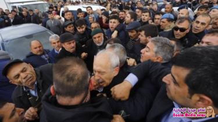 الاعتداء على زعيم المعارضة التركية خلال جنازة عسكرية في أنقرة