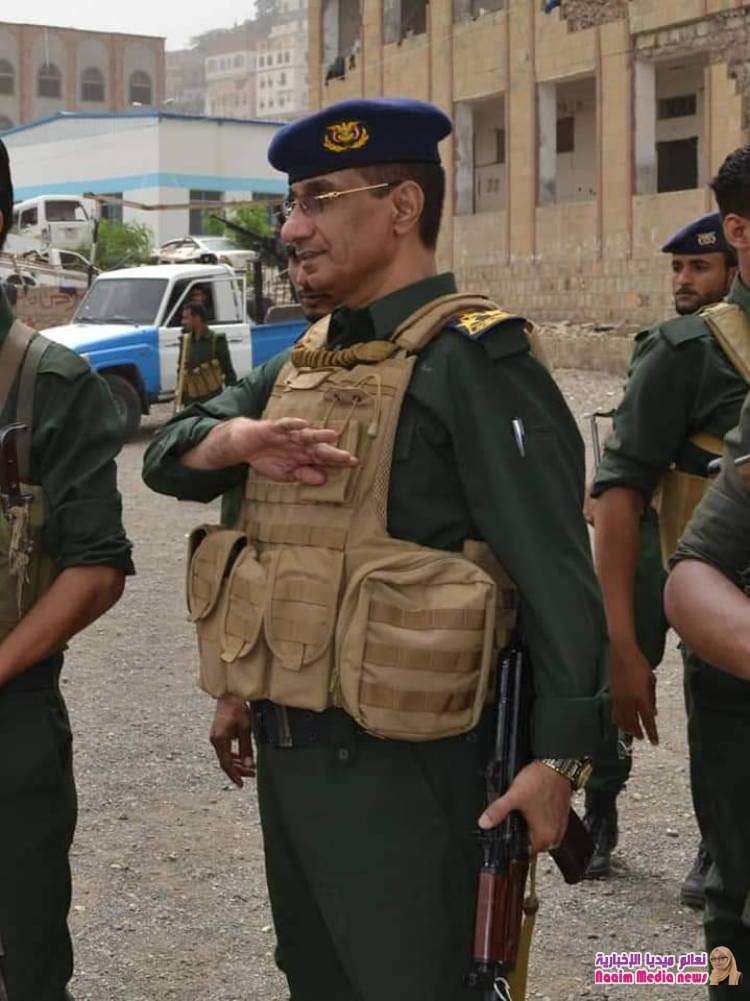 مدير عام شرطة تعز يزور المركز التدريبي للشرطة ويتفقد قسم الجمهوري