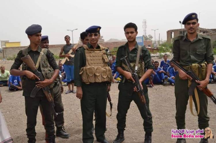 مدير عام شرطة تعز يزور المركز التدريبي للشرطة ويتفقد قسم الجمهوري