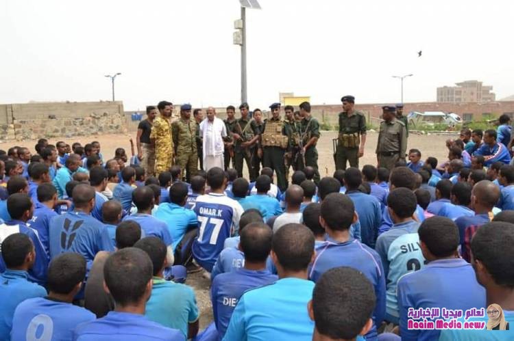 مدير عام شرطة تعز يزور المركز التدريبي للشرطة ويتفقد قسم الجمهوري