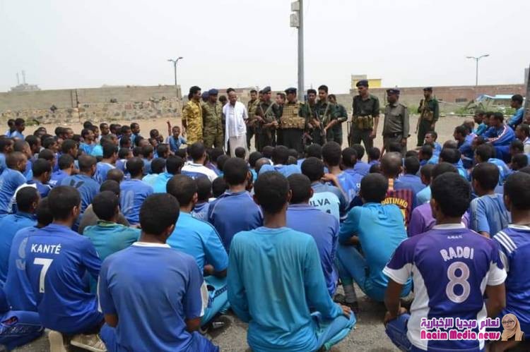 مدير عام شرطة تعز يزور المركز التدريبي للشرطة ويتفقد قسم الجمهوري