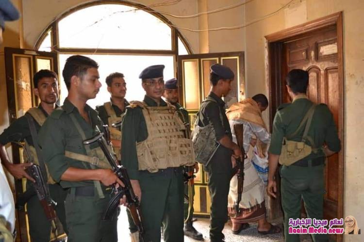 مدير عام شرطة تعز يزور المركز التدريبي للشرطة ويتفقد قسم الجمهوري