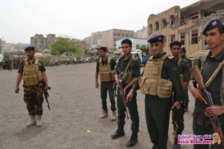 مدير عام شرطة تعز يزور المركز التدريبي للشرطة ويتفقد قسم الجمهوري