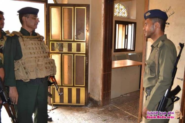 مدير عام شرطة تعز يزور المركز التدريبي للشرطة ويتفقد قسم الجمهوري