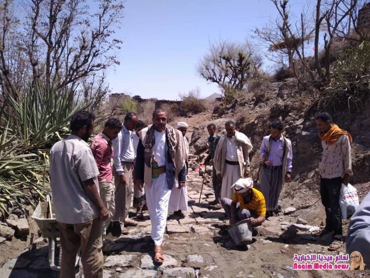 في ظل الجهود التي تبذلها قيادة السلطة المحلية بالجانب الصحي ..مدير عام المديرية يفتتح وحدتين صحية بعزلة القحاف.