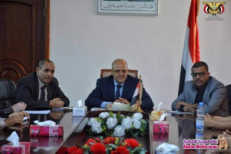 محافظ تعز يوجه بخصم ألف ريال من مرتبات مايو لعلاج الجرحى.
