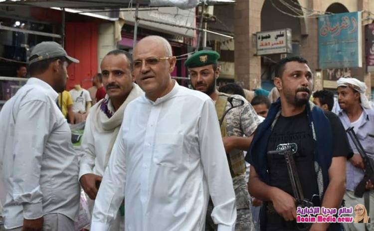 محافظ تعز يتفقد النقاط الأمنية وأحوال المواطنين في شوارع المدينة 