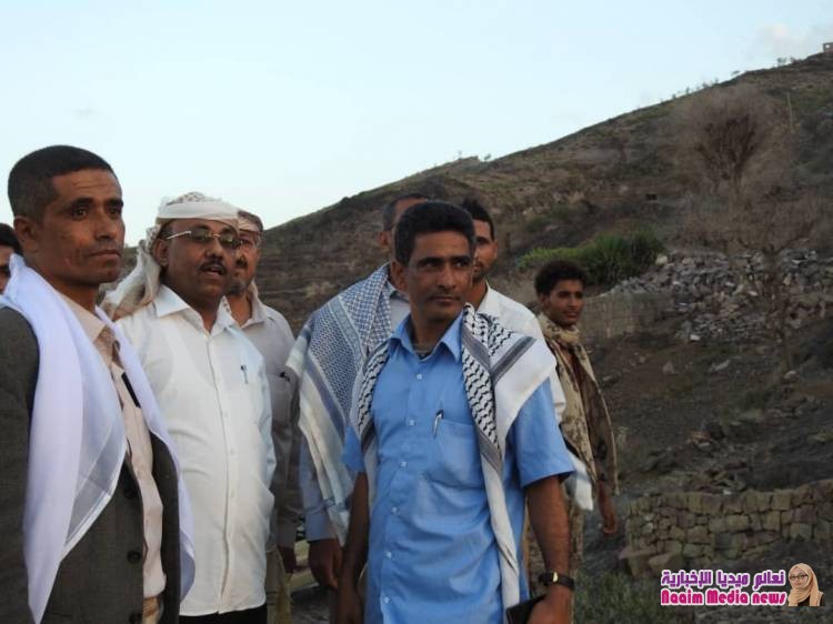 مدير عام المديرية وأركان حرب اللواء17مشاة وقائد جبهة الضباب يتفقدان مواقع الجيش الوطني في الخطوط الأمامية غرب المدينة