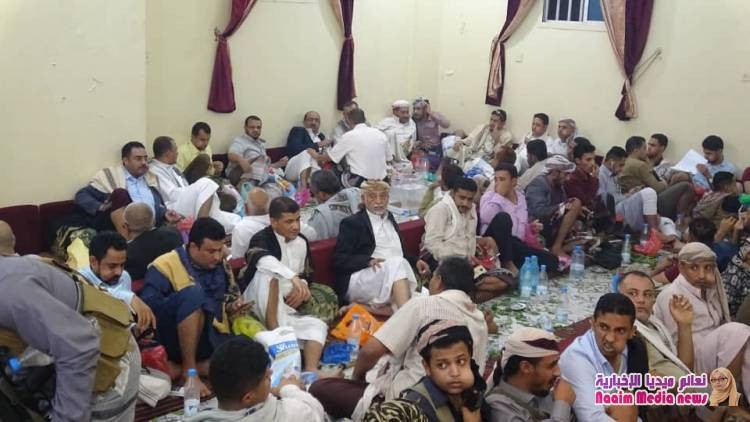 حشود مجتمعية في "مقبنة" تدين اختطاف قائد الشرطة العسكرية بالمحافظة العميد الشميري.