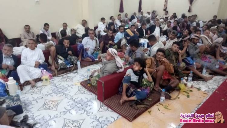 حشود مجتمعية في "مقبنة" تدين اختطاف قائد الشرطة العسكرية بالمحافظة العميد الشميري.