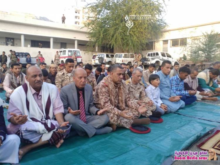 اللواء الصبري يؤدي صلاة العيد في مقر قيادة محور تعز ، ويتفقد خطوط التماس والمراكز التدريبية.