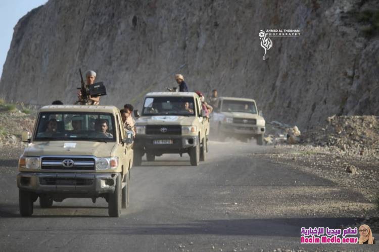 اللواء الصبري يؤدي صلاة العيد في مقر قيادة محور تعز ، ويتفقد خطوط التماس والمراكز التدريبية.