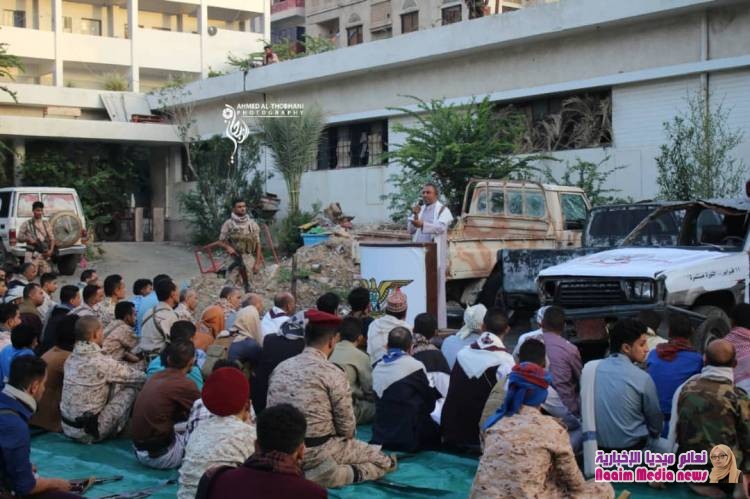 اللواء الصبري يؤدي صلاة العيد في مقر قيادة محور تعز ، ويتفقد خطوط التماس والمراكز التدريبية.