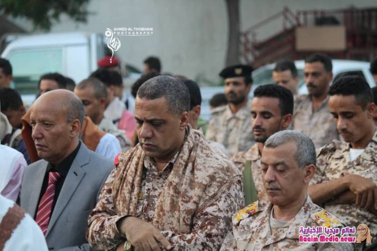 اللواء الصبري يؤدي صلاة العيد في مقر قيادة محور تعز ، ويتفقد خطوط التماس والمراكز التدريبية.