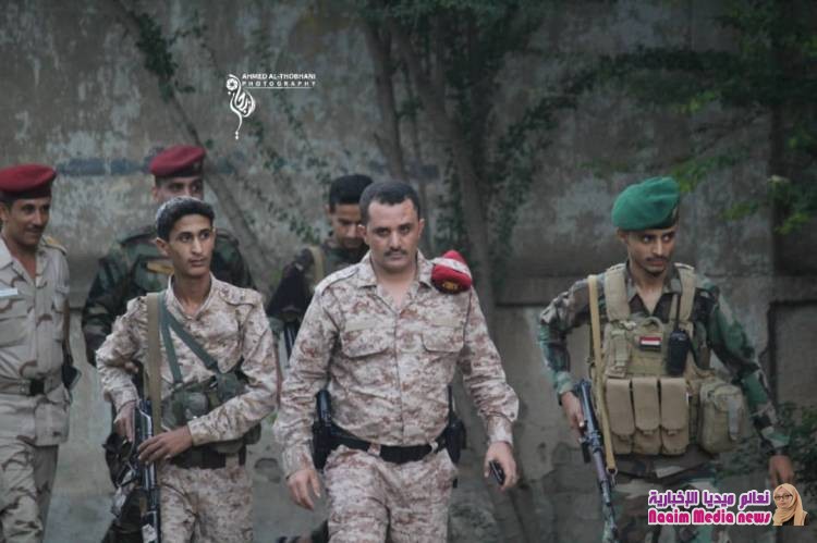 اللواء الصبري يؤدي صلاة العيد في مقر قيادة محور تعز ، ويتفقد خطوط التماس والمراكز التدريبية.