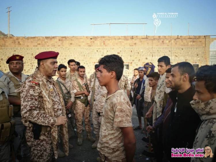 اللواء الصبري يؤدي صلاة العيد في مقر قيادة محور تعز ، ويتفقد خطوط التماس والمراكز التدريبية.