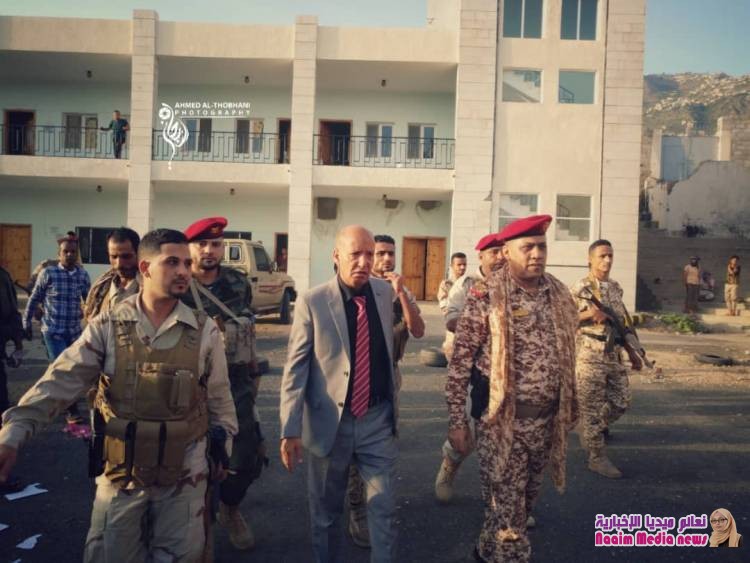 اللواء الصبري يؤدي صلاة العيد في مقر قيادة محور تعز ، ويتفقد خطوط التماس والمراكز التدريبية.