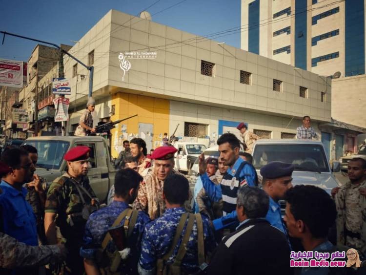 اللواء الصبري يؤدي صلاة العيد في مقر قيادة محور تعز ، ويتفقد خطوط التماس والمراكز التدريبية.