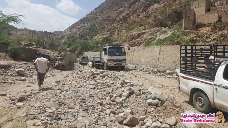 شاهد بالصور معاناة المسافرين في السايلة بتعز
