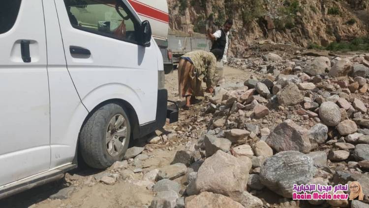 شاهد بالصور معاناة المسافرين في السايلة بتعز