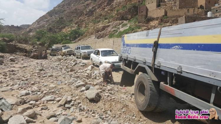 شاهد بالصور معاناة المسافرين في السايلة بتعز