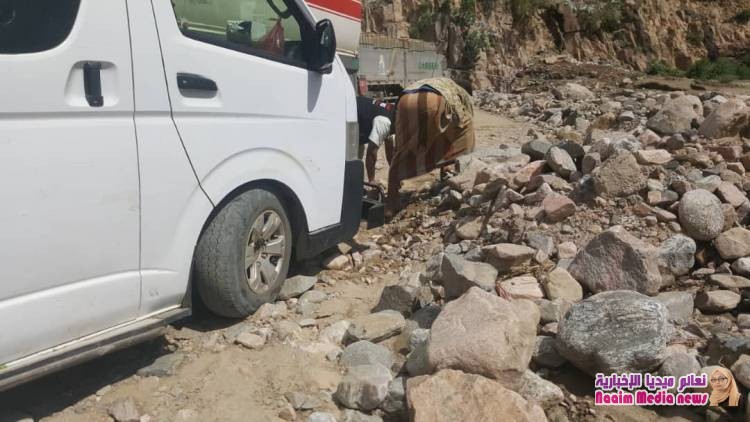 شاهد بالصور معاناة المسافرين في السايلة بتعز