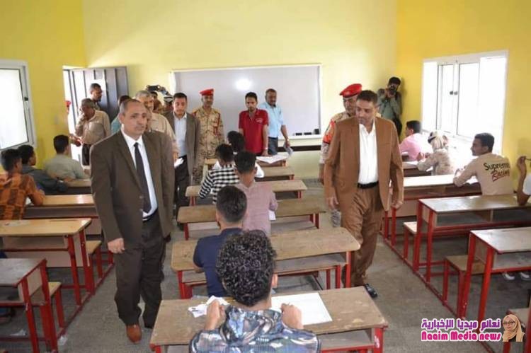 نائب مدير عام شرطة محافظة تعز يتفقد عددا من اللجان الإمتحانية لطلاب الثانوية العامة .