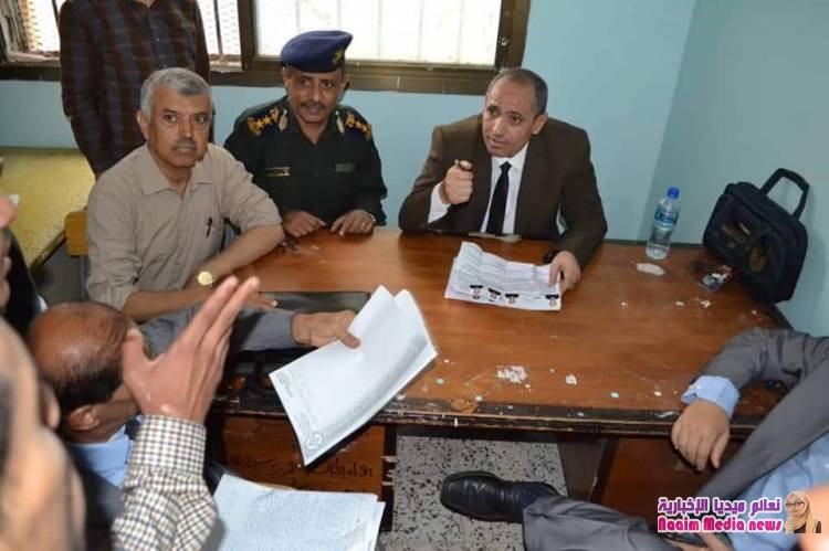 نائب مدير عام شرطة محافظة تعز يتفقد عددا من اللجان الإمتحانية لطلاب الثانوية العامة .