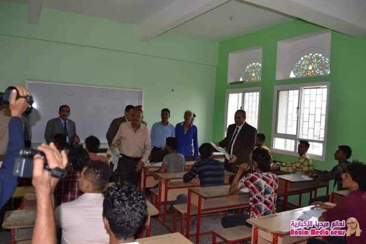 نائب مدير عام شرطة محافظة تعز يتفقد عددا من اللجان الإمتحانية لطلاب الثانوية العامة .