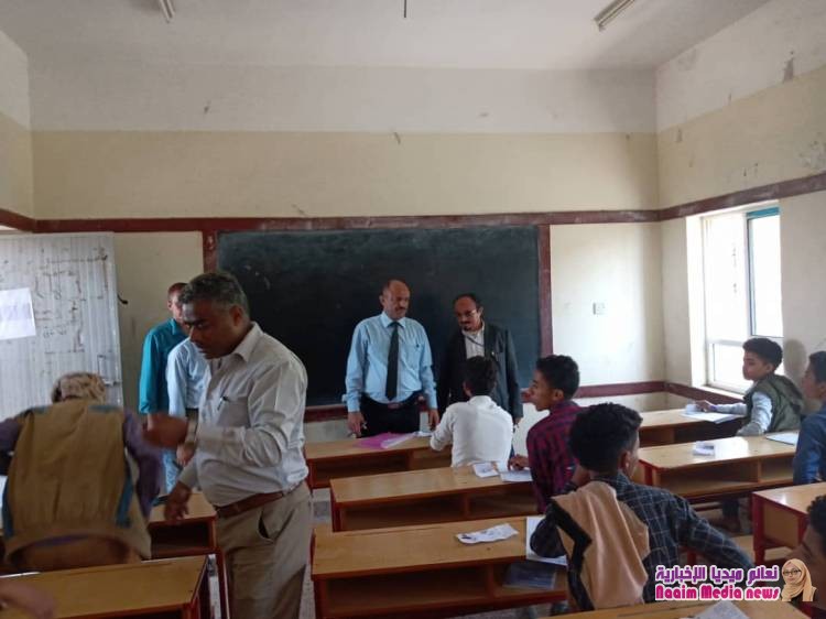 المخلافي يطلع على سير العملية الإختبارية للشهادة الثانوية العامة في عدداً من المراكز الإختبارية بالمديرية.