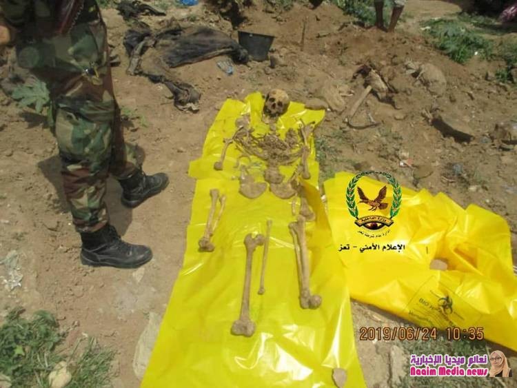 الأجهزة الأمنية تنتشل رفاة جثتين متحللتين في حي سوق الصميل