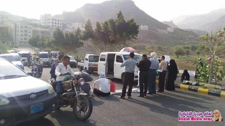 نفذ أعضاء هيئة التدريس الذين لم تتم تسوية أوضاعهم المالية منذ أربع سنوات في جامعة تعز.. وقفتهم الاحتجاجية الثانية