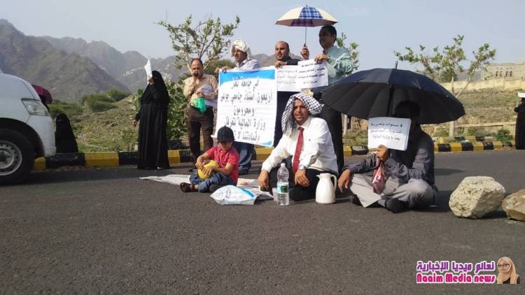 نفذ أعضاء هيئة التدريس الذين لم تتم تسوية أوضاعهم المالية منذ أربع سنوات في جامعة تعز.. وقفتهم الاحتجاجية الثانية