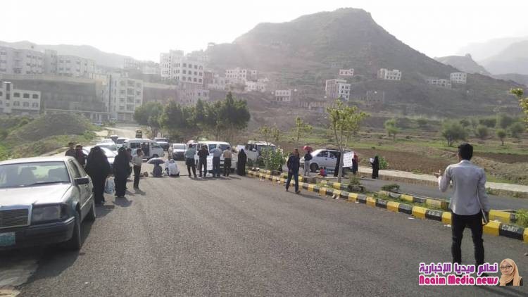 نفذ أعضاء هيئة التدريس الذين لم تتم تسوية أوضاعهم المالية منذ أربع سنوات في جامعة تعز.. وقفتهم الاحتجاجية الثانية